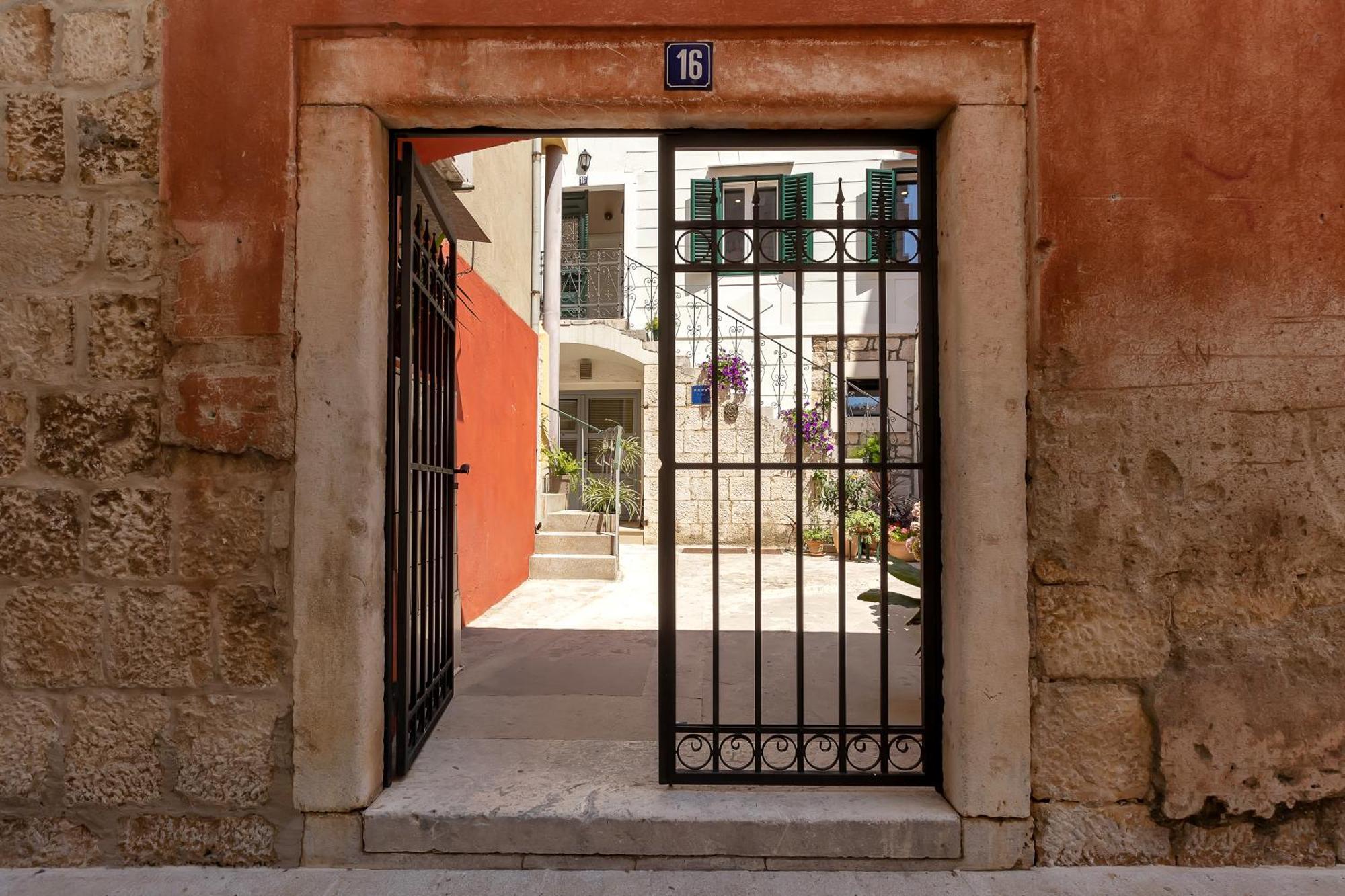 City Center Apartment Dvor Kalalarga Makarska Exterior photo